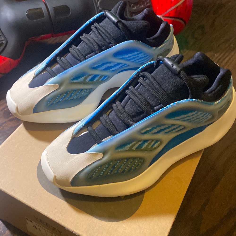 💯% Authentic Yeezy 700 for boys 💙🖤🤍